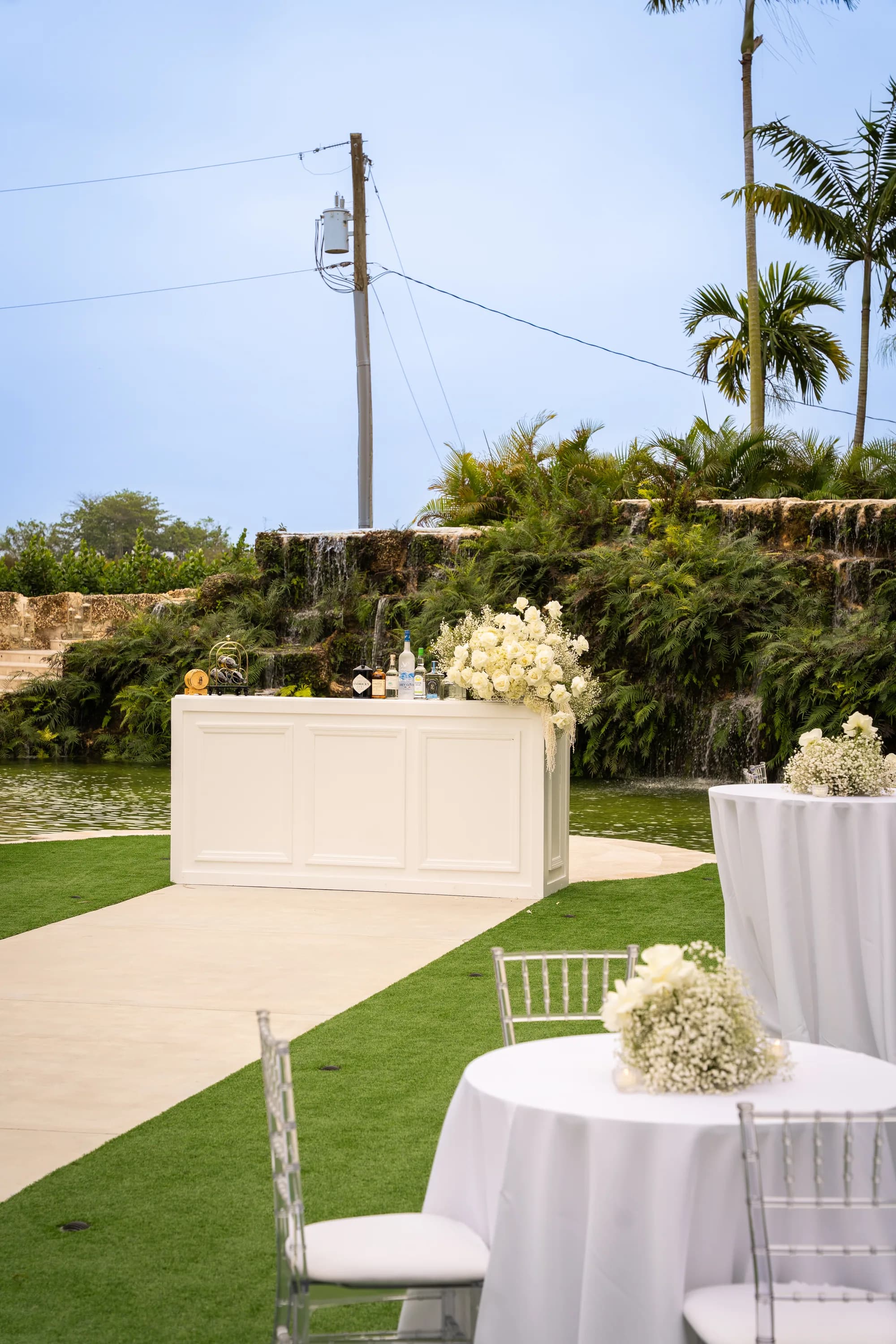 The Salud bar alongside dressed cocktail tables on the lawn.